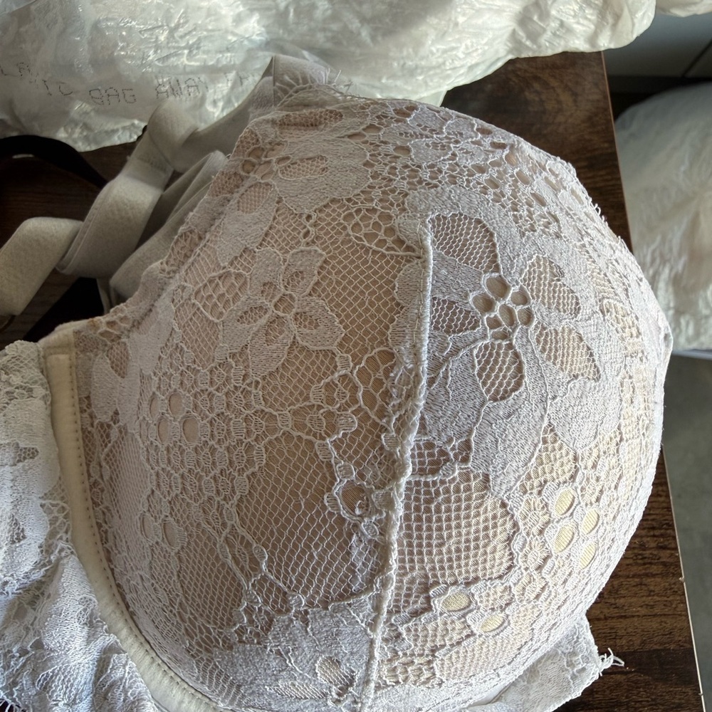 Victoria's Secret Lace Push-Up Bra in Ivory/Beige